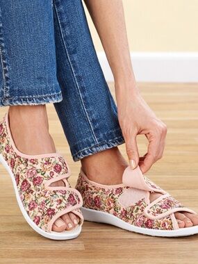 R148 New Millie Touch 11W $22 MSRP Closure Shoes Floral R0000148